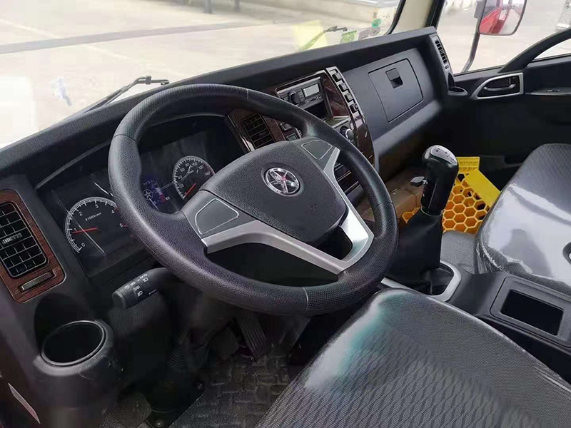 國六大運(yùn)單橋平板運(yùn)輸車